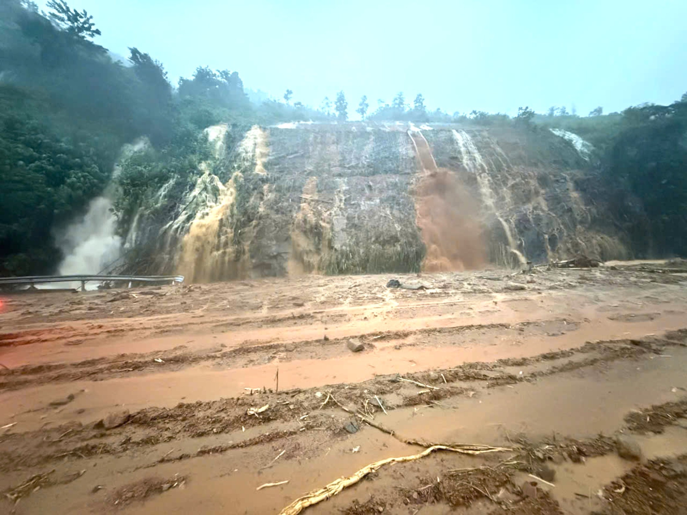 洪水汹涌冲上拉山-绥禄高速公路的恐怖景象